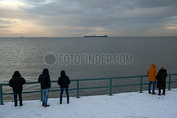 Deutschland  Wilhelmshaven - Der norwegische LNG-Tanker Hoeegh Esperanza bei der Ankunft am LNG-Terminal Wilhelmshaven
