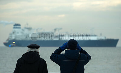 Deutschland  Wilhelmshaven - Mann mit Fernglas bei der Ankunft des norwegischen LNG-Tanker Hoeegh Esperanza am LNG-Terminal Wilhelmshaven