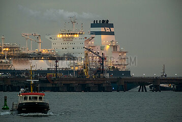 Deutschland  Wilhelmshaven - Der norwegische LNG-Tanker Hoeegh Esperanza bei der Ankunft am LNG-Terminal Wilhelmshaven