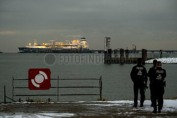 Deutschland  Wilhelmshaven - Der norwegische LNG-Tanker Hoeegh Esperanza bei der Ankunft am LNG-Terminal Wilhelmshaven  vorne Polizisten