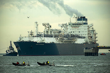 Deutschland  Wilhelmshaven - Der norwegische LNG-Tanker Hoeegh Esperanza bei der Ankunft am LNG-Terminal Wilhelmshaven  vorne Polizeiboote