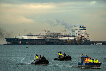 Deutschland  Wilhelmshaven - Der norwegische LNG-Tanker Hoeegh Esperanza bei der Ankunft am LNG-Terminal Wilhelmshaven  vorne Polizeiboote