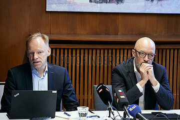 Berlin  Deutschland - Prof. Dr. Clemens Fuest und Prof. Dr. Timo Wollmershaeuser informieren zur Konjunkturprognose Winter 2022.