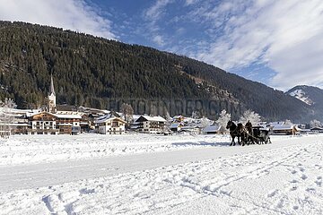Pferdeschlitten auf einem gefrorenen See in Kärnten - Österreich