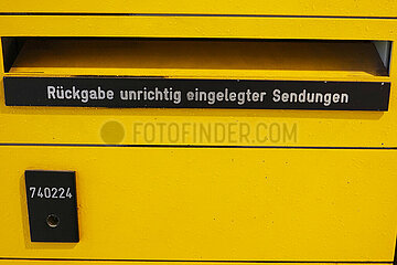 Berlin  Deutschland  Schlitz fuer die Rueckgabe unrichtig eingeleger Sendungen an einem Postfach