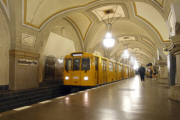Berlin  Deutschland  U-Bahn der Linie 3 faehrt in den Bahnhof Heidelberger Platz ein
