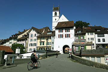 Aarau  Schweiz  Blick auf das Haldentor und die Stadtkirche