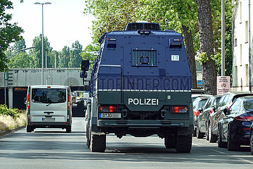 Berlin  Deutschland  Geschuezter Sonderwagen der Berliner Bereitschaftspolizei