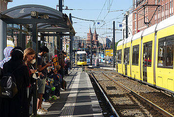 Berlin  Deutschland  Menschen warten an der Station Warschauer Strasse auf die Strassenbahn