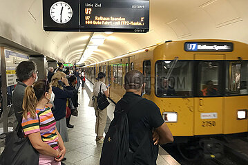 Berlin  Deutschland  U-Bahn der Linie 7 faehrt in den Bahnhof Mehringdamm ein