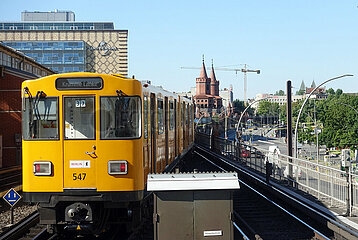 Berlin  Deutschland  U-Bahn der Linie 3 in Hoehe Bahnhof Warschauer Strasse