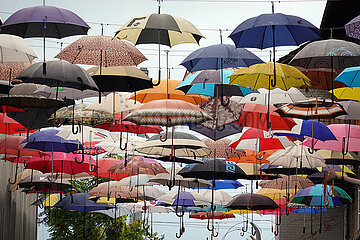 Zuerich  Schweiz  Regenschirme haengen an Leinen in der Luft
