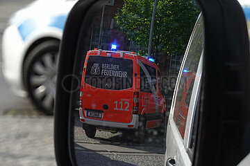 Berlin  Deutschland  Notarztwagen der Berliner Feuerwehr spiegelt sich im Seitenspiegel eines PKW