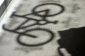 Berlin  Deutschland  Piktogramm eines Fahrrades wirft einen Schatten auf den Boden einer U-Bahn