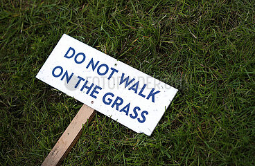 Royal Ascot  Shield: Do not walk on the grass