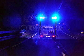Berlin  Deutschland  Rettungswagen der Berliner Feuerwehr bei Nacht auf Einsatzfahrt