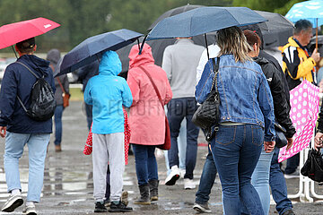 Leipzig  Deutschland  Menschen bei Schlechtwetter unter ihren Regenschirmen