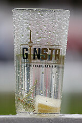 Hamburg  Deutschland  Glas mit der Aufschrift Ginstr steht im Regen