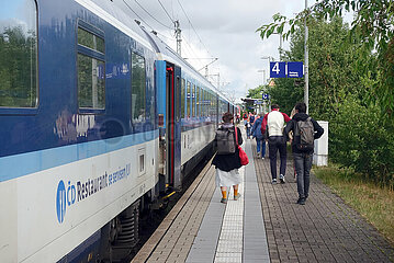 Buechen  Deutschland  Reisende sind am Bahnhof Buechen aus einem Zug der Ceske drahy ausgestiegen