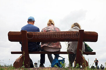 Magdeburg  Deutschland  Menschen sitzen auf einer Holzbank
