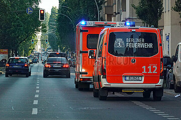 Berlin  Deutschland  Notarztwagen und Krankenwagen der Berliner Feuerwehr stehen auf der Manteuffelstrasse