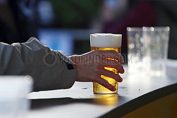 Dresden  Deutschland  Hand greift nach einem Glas Bier