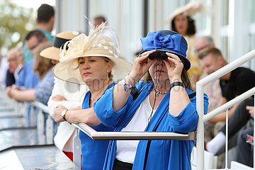 Iffezheim  Deutschland  Frau mit Hut schaut durch ein Fernglas