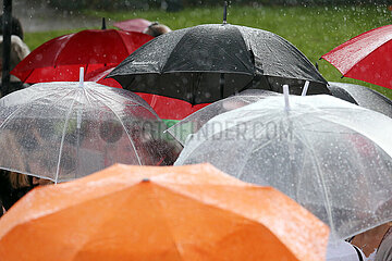Hannover  Deutschland  Regentropfen prasseln auf Regenschirme