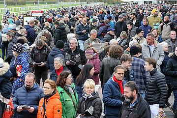 Dresden  Deutschland  Menschenmenge auf der Galopprennbahn