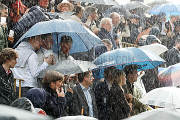 Paris  Frankreich  Menschen stehen bei einer Freiluftveranstaltung im Regen unter ihren Regenschirmen