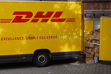 Berlin  Deutschland  Pakete stehen zwischen einem Lieferwagen der DHL und einer Paketabholstation