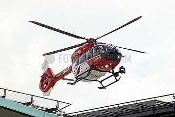 Berlin  Deutschland  Rettungshubschrauber der DRF Luftrettung startet von einem Krankenhausdach zu einem Rettungsflug
