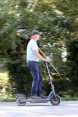 Ascheberg-Herbern  Deutschland  Mann ist mit einer Harke auf seinem E-Roller flott unterwegs