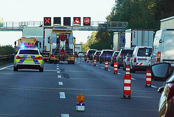 Hannover  Deutschland  Unfallstelle auf der A2 wird von der Polizei gesichert