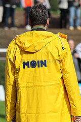 Hannover  Deutschland  Mann traegt eine Regenjacke mit der Aufschrift Moin