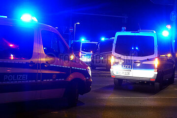 Berlin  Deutschland  Mannschaftswagen der Polizei im Einsatz