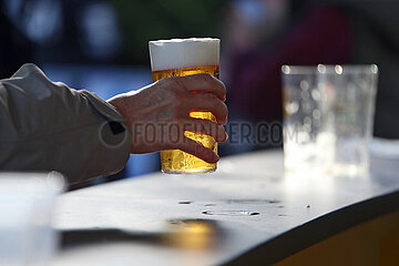 Dresden  Deutschland  Hand greift nach einem Glas Bier
