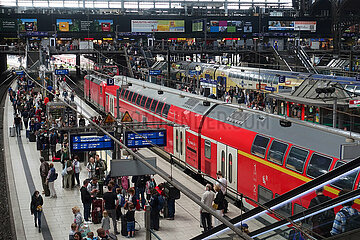 Hamburg  Deutschland  Reisende auf einem Bahnsteig im Hauptbahnhof