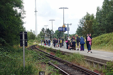 Buechen  Deutschland  Reisende warten auf Bahnsteig 40 und 41 auf den Zug