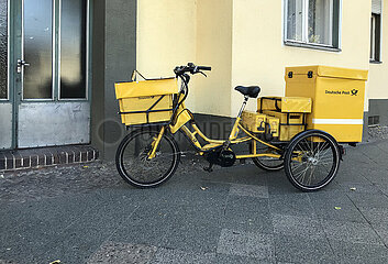 Berlin  Deutschland  Fahrrad der Deutschen Post steht vor einem Hauseingang