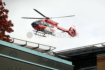 Berlin  Deutschland  Rettungshubschrauber der DRF Luftrettung startet von einem Krankenhausdach zu einem Rettungsflug
