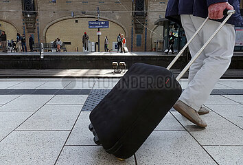 Hamburg  Deutschland  Detailaufnahme: Reisende auf einem Bahnsteig im Hauptbahnhof
