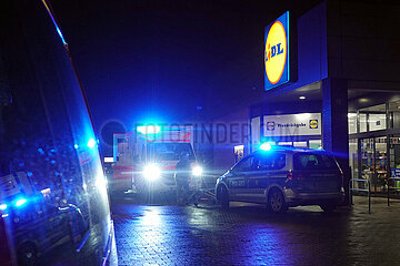 Berlin  Deutschland  Rettungswagen der Johanniter und Polizei bei Nacht im Einsatz vor einer Filiale des Discounters Lidl