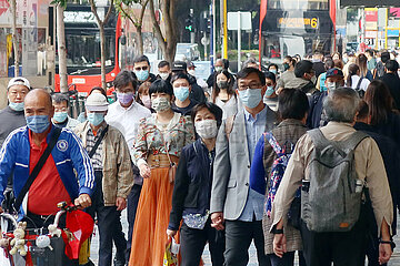 Hong Kong  China  Menschen tragen auf der Strasse FFP2-Masken