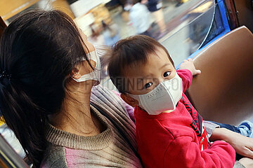 Hong Kong  China  Kind traegt in einem Bus eine FFP2-Maske