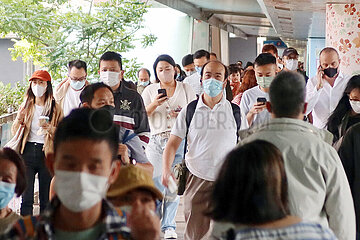 Hong Kong  China  Menschen tragen auf der Strasse FFP2- und OP-Masken