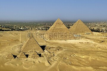 Egypt. Cairo. Gizeh (or Giza) Aerial view to the west of the city: in the foreground  the three pyramids of the queens of Mykerinos. In the background  the pyramids of Mykerinos  Khephren and Kheops. To the right of the latter  the three small pyramids of the queens of Cheops. All are from the IVth dynasty. In the background  the city of Giza (western suburb of Cairo)