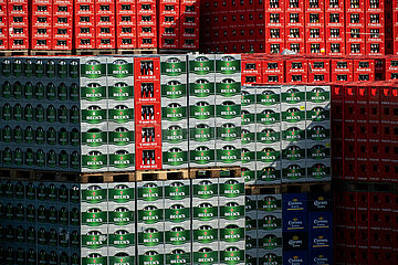 Deutschland  Bremen - Brauerei Beck GmbH & Co. KG  Teil des Konzerns Anheuser-Busch InBev  Bierkisten im Aussenbereich warten auf Weitertransport