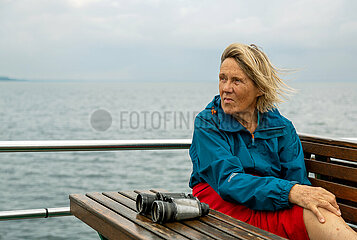 Deutschland  Waren (Mueritz) - Rentnerin auf Ausflugsdampfer auf der Mueritz  dem groessten See Deutschlands