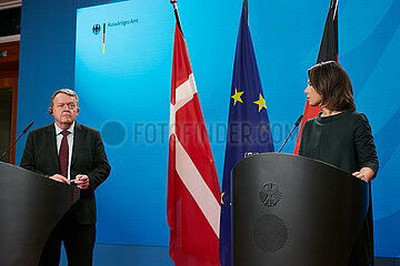 Berlin  Deutschland - Der daenische Aussenminister Lars Lokke Rasmussen und die Bundesaussenministerin Annalena Baerbock bei einer Pressekonferenz im Aussenministerium.